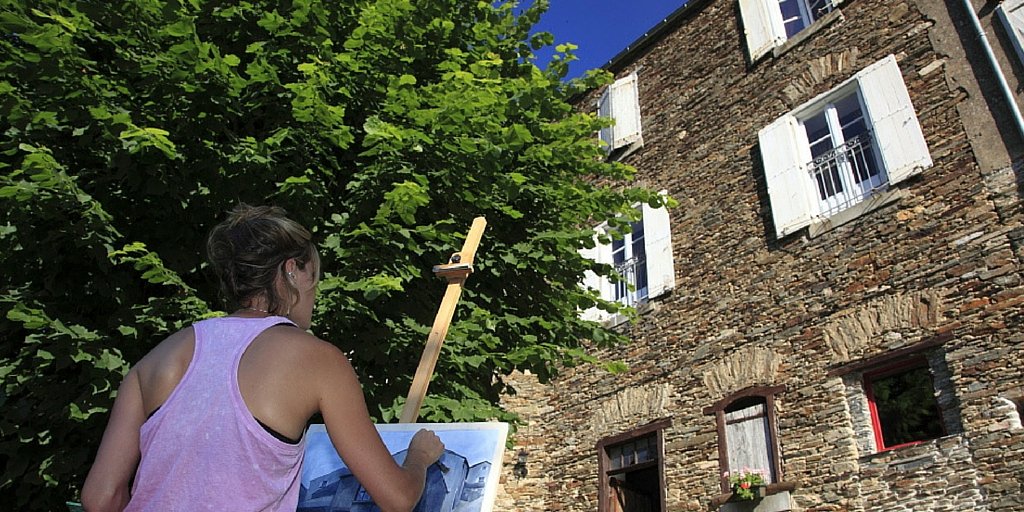 New York artist Nicole Mayhew painting in La Muse artists and writers retreat's garden in France