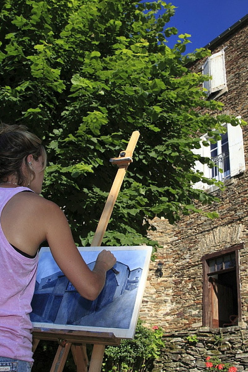 New York artist Nicole Mayhew painting in La Muse artists and writers retreat's garden in France
